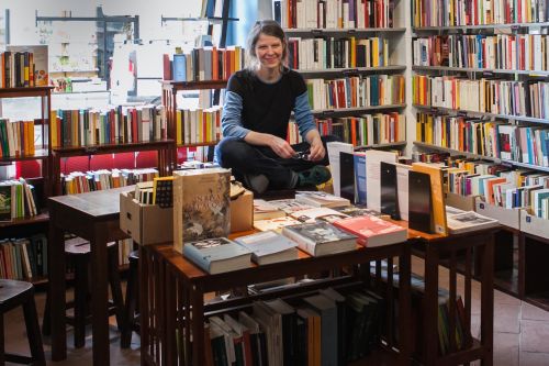 LIBRERIA DEL MONDO OFFESO, la libreria del cappello a cilindro P.zza S. Simpliciano 7 (Lanza) Tre volte trasferita: prima in un cortile di corso Garibaldi, poi in via Cesariano, infine davanti alla suggestiva chiesa di San Simpliciano, oggi deturpata da uno dei tanti cantieri che incidono la città. Laura cita Vittorini e Tabucchi:  le  Conversazioni  in  Sicilia  sono  nel  nome  della  libreria,  il  cilindro  di  Tristano  Muore  lo  trovate sull’insegna. La sua sezione di cucina, piccolissima,  è un vero gioiellino. E il cilindro, dentro, lo trovate per davvero...
